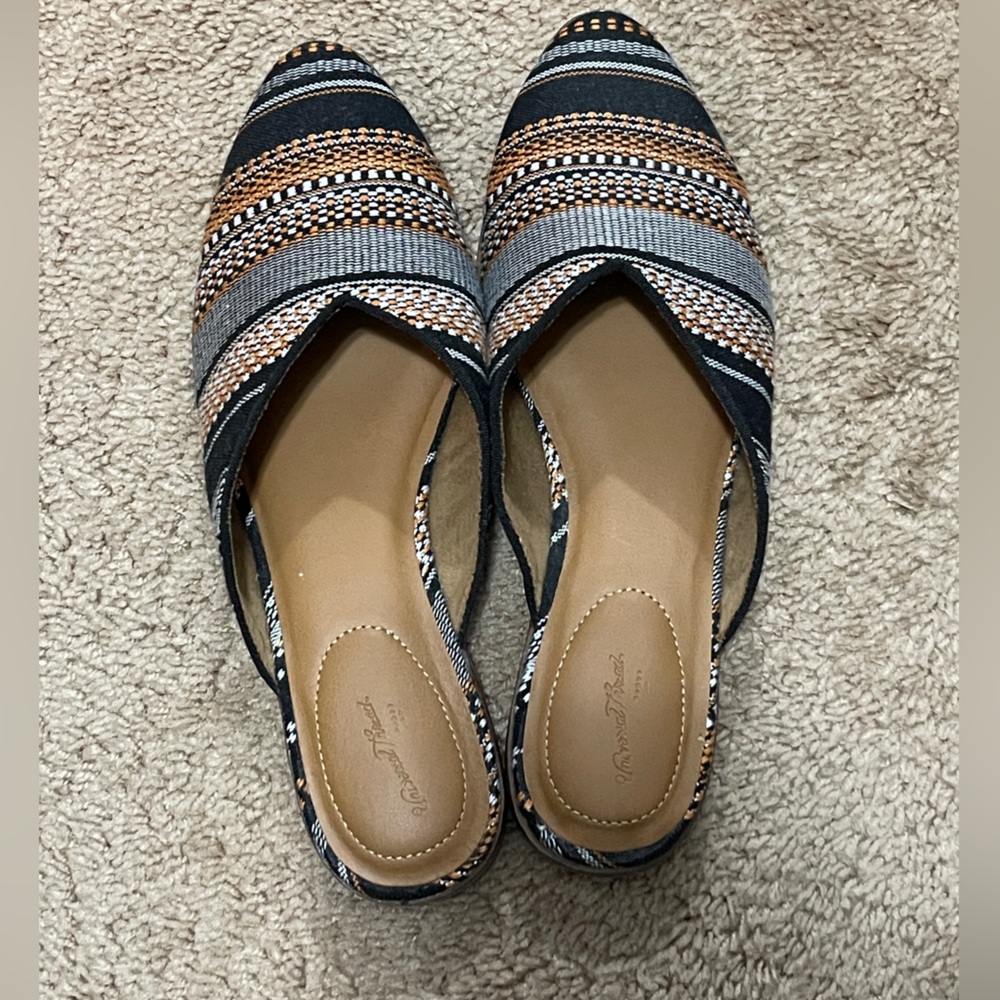 How adorable are these flats? Size 9.5 Never worn.